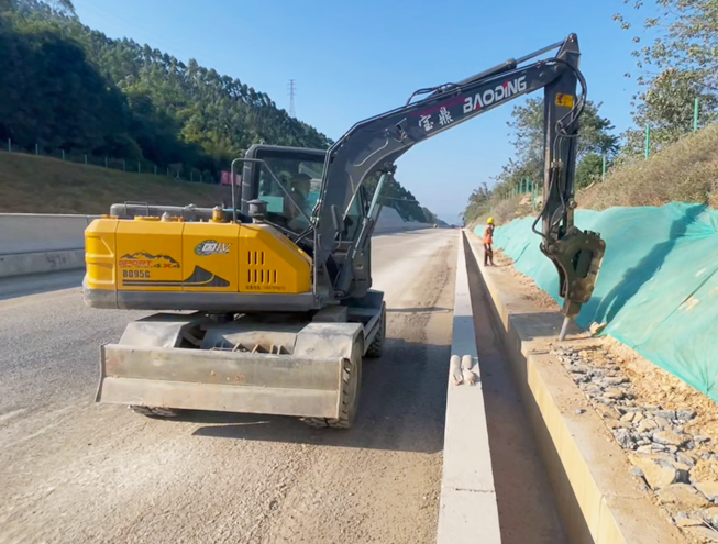 寶鼎BD95G輪式挖掘機，破碎錘路面工作