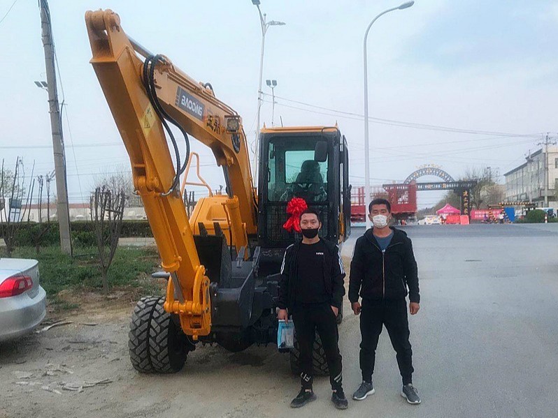 北京輪式挖掘機寶鼎銷售客戶提車見證