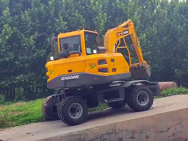 小型輪式挖掘機(jī)