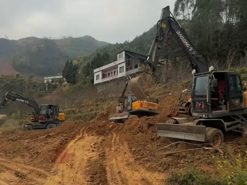 寶鼎輪式挖掘機高效作業，加速城鎮基礎建設進程